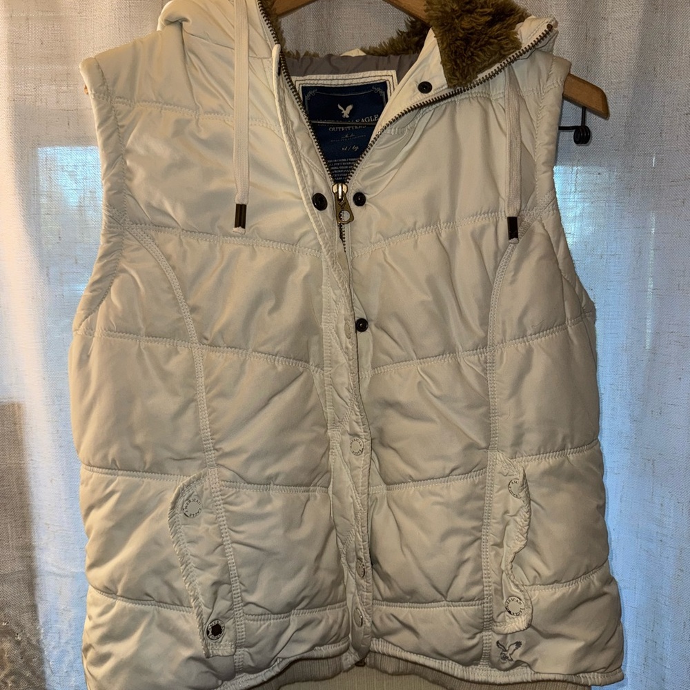 American Eagle Outfitters White hooded Puffer Vest. Size XL